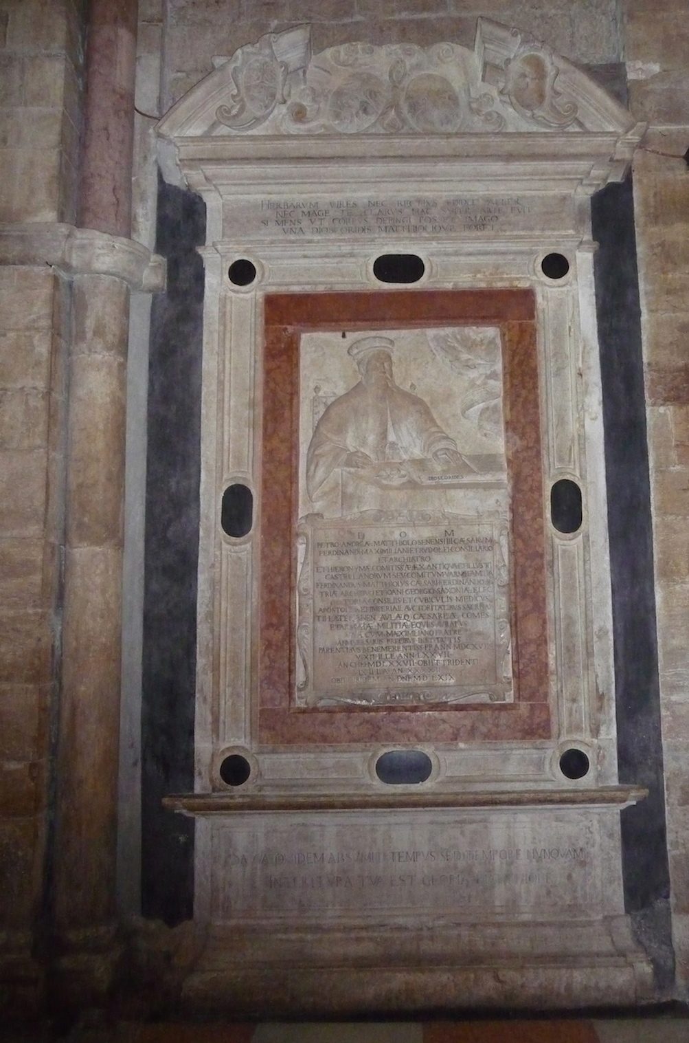 Pietro Andrea Mattioli's tombstone2.jpg